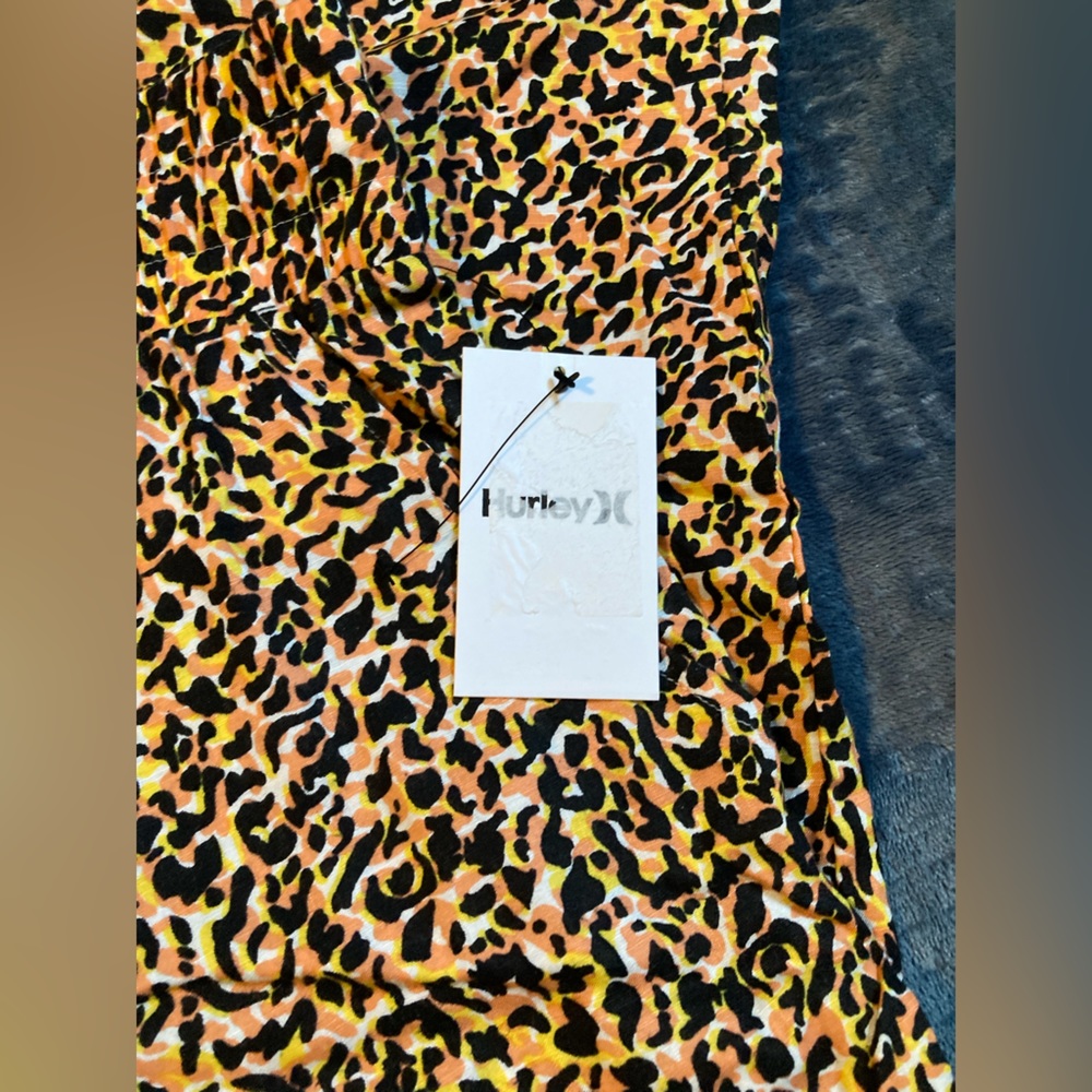 Hurley,large,new with tags,comfy,drawstring, cuffed bottom, animal print - Picture 6 of 10